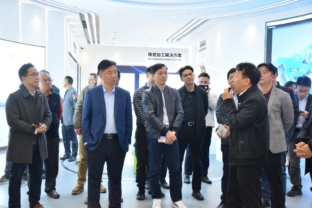 校友重聚 共话成长丨华南理工大学校友会考察团参访伟德国际1946官网精密科技